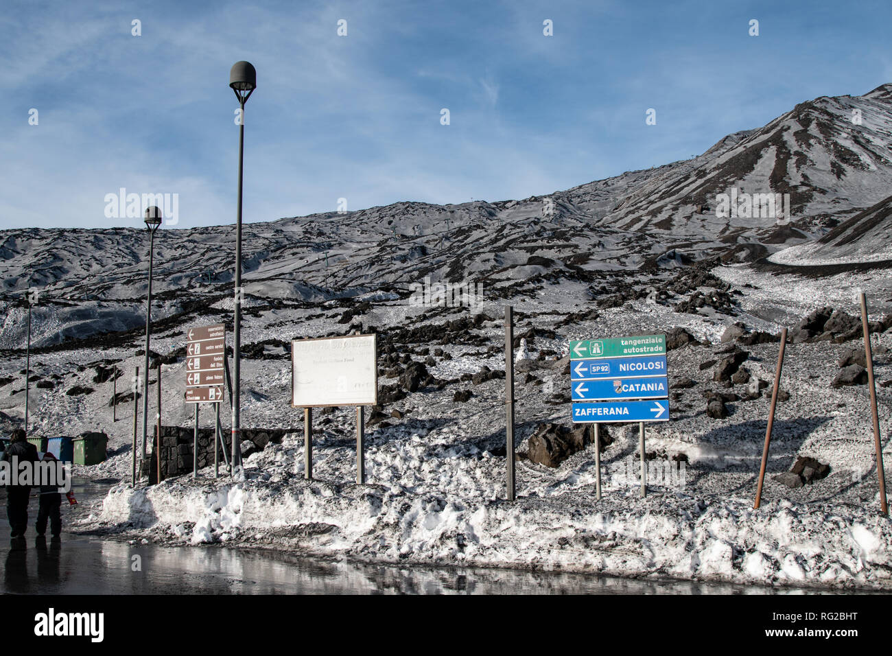 Sizilien, Italien. 27. Januar 2019. Asche und Explosion der Emissionen aus der Bocca Nuova Krater auf den Vulkan Ätna. Die Asche fällt überall auf der Südseite des Ätna, die Färbung der Schnee mit Schwarz. Credit: Wead/Alamy leben Nachrichten Stockfoto