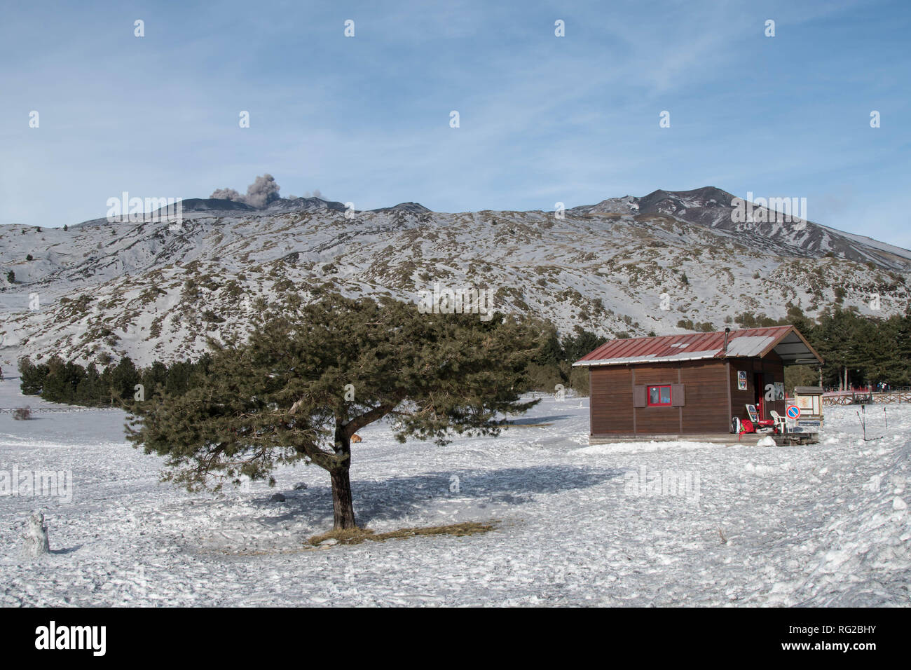 Sizilien, Italien. 27. Januar 2019. Asche und Explosion der Emissionen aus der Bocca Nuova Krater auf den Vulkan Ätna. Die Asche fällt überall auf der Südseite des Ätna, die Färbung der Schnee mit Schwarz. Credit: Wead/Alamy leben Nachrichten Stockfoto