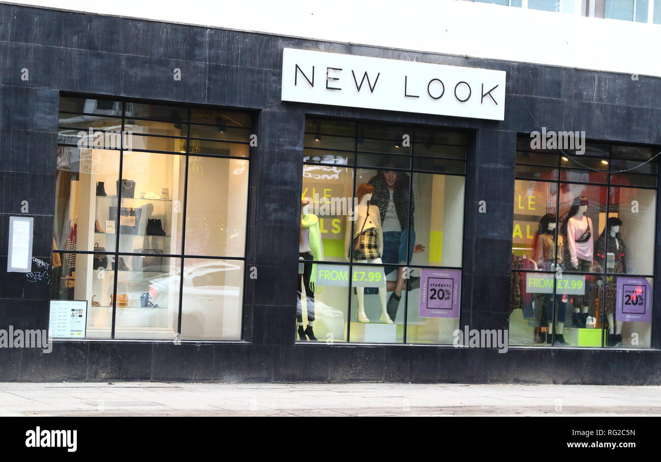 London, Großbritannien. 27. Januar 2019. Ein Blick auf die neuen Look speichert während der Finanzkrise. mehr schlechte Nachrichten auf der britischen High Street, wie die kämpfenden Frauen Kleidung Händler neuer Look verkünden Sie können gezwungen werden, sich für den Verkauf an, um die vollständige Rettung refinanzieren. Der Händler hat rund 500 Geschäften, sagt, dass es bis zu 92% der Unternehmen wird im Gegenzug für den Abbau der Â £ 1,35 Milliarden Schulden auf etwa £ 500 m Credit Hand: Keith Mayhew/SOPA Images/ZUMA Draht/Alamy leben Nachrichten Stockfoto