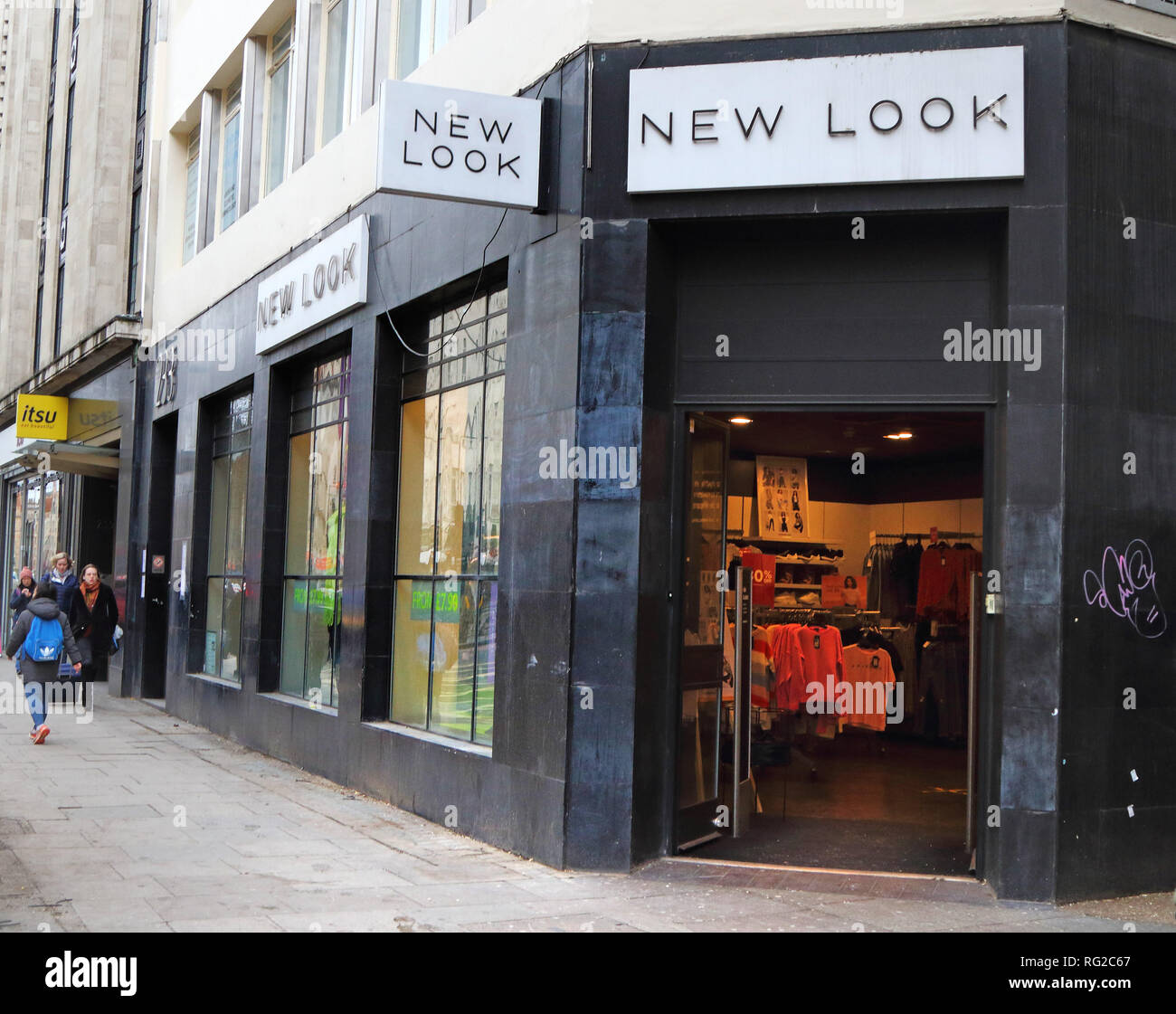 London, Großbritannien. 27. Januar 2019. Ein Blick auf die neuen Look speichert während der Finanzkrise. mehr schlechte Nachrichten auf der britischen High Street, wie die kämpfenden Frauen Kleidung Händler neuer Look verkünden Sie können gezwungen werden, sich für den Verkauf an, um die vollständige Rettung refinanzieren. Der Händler hat rund 500 Geschäften, sagt, dass es bis zu 92% der Unternehmen wird im Gegenzug für den Abbau der Â £ 1,35 Milliarden Schulden auf etwa £ 500 m Credit Hand: Keith Mayhew/SOPA Images/ZUMA Draht/Alamy leben Nachrichten Stockfoto