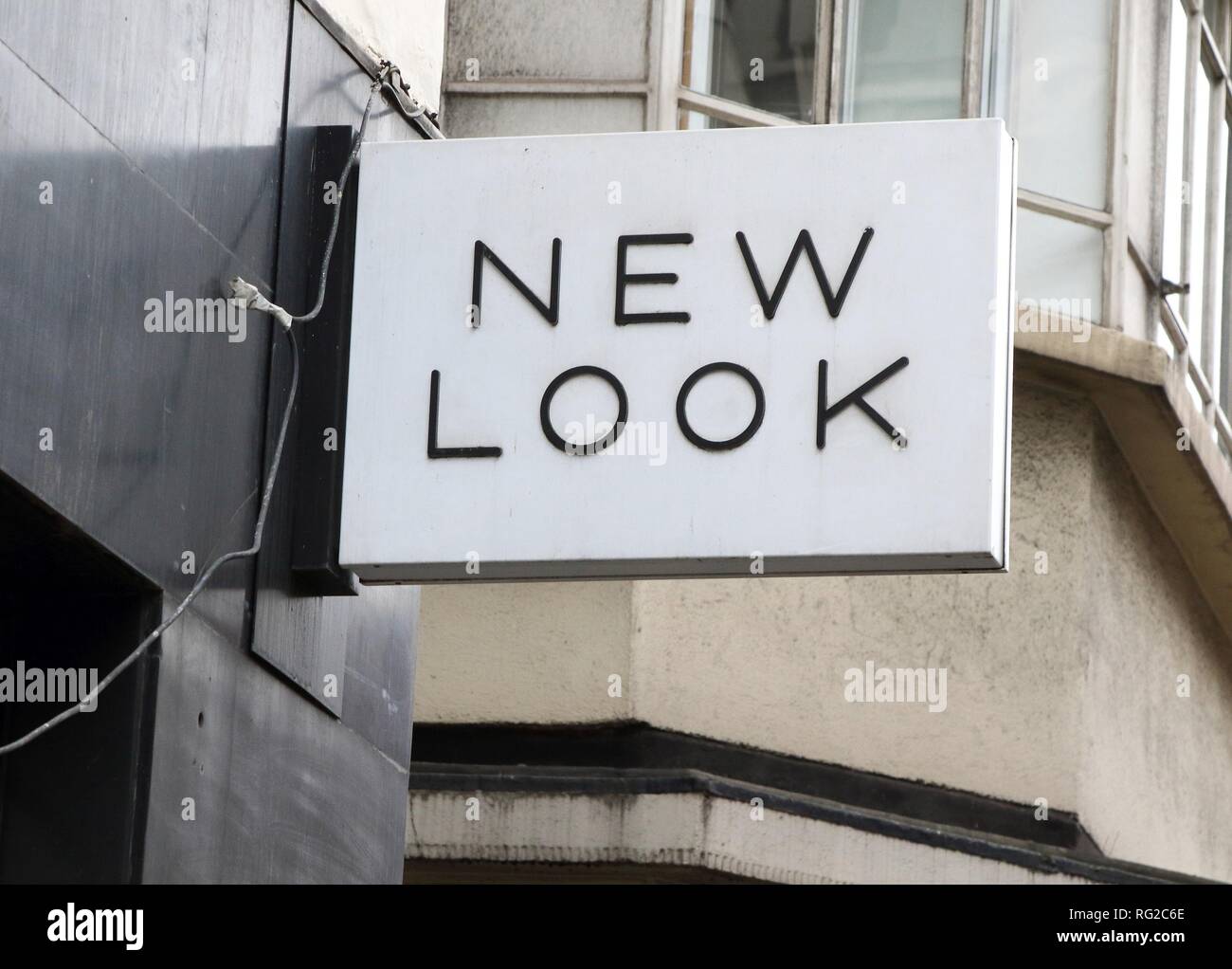 London, Großbritannien. 27. Januar 2019. Ein Blick auf die neuen Look speichert während der Finanzkrise. mehr schlechte Nachrichten auf der britischen High Street, wie die kämpfenden Frauen Kleidung Händler neuer Look verkünden Sie können gezwungen werden, sich für den Verkauf an, um die vollständige Rettung refinanzieren. Der Händler hat rund 500 Geschäften, sagt, dass es bis zu 92% der Unternehmen wird im Gegenzug für den Abbau der Â £ 1,35 Milliarden Schulden auf etwa £ 500 m Credit Hand: Keith Mayhew/SOPA Images/ZUMA Draht/Alamy leben Nachrichten Stockfoto