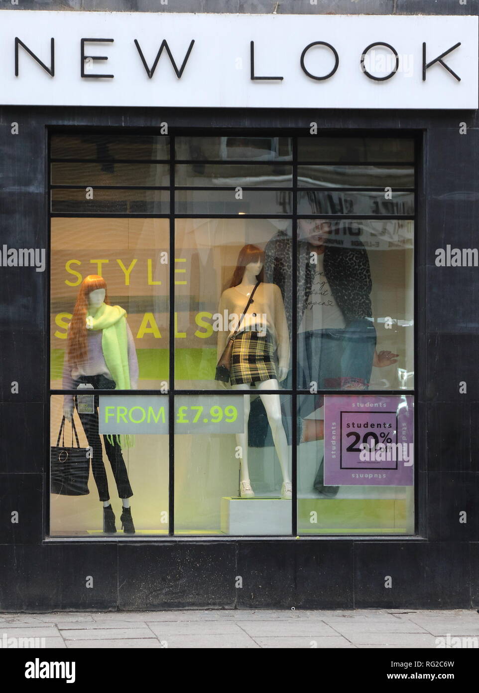 London, Großbritannien. 27. Januar 2019. Ein Blick auf die neuen Look speichert während der Finanzkrise. mehr schlechte Nachrichten auf der britischen High Street, wie die kämpfenden Frauen Kleidung Händler neuer Look verkünden Sie können gezwungen werden, sich für den Verkauf an, um die vollständige Rettung refinanzieren. Der Händler hat rund 500 Geschäften, sagt, dass es bis zu 92% der Unternehmen wird im Gegenzug für den Abbau der Â £ 1,35 Milliarden Schulden auf etwa £ 500 m Credit Hand: Keith Mayhew/SOPA Images/ZUMA Draht/Alamy leben Nachrichten Stockfoto