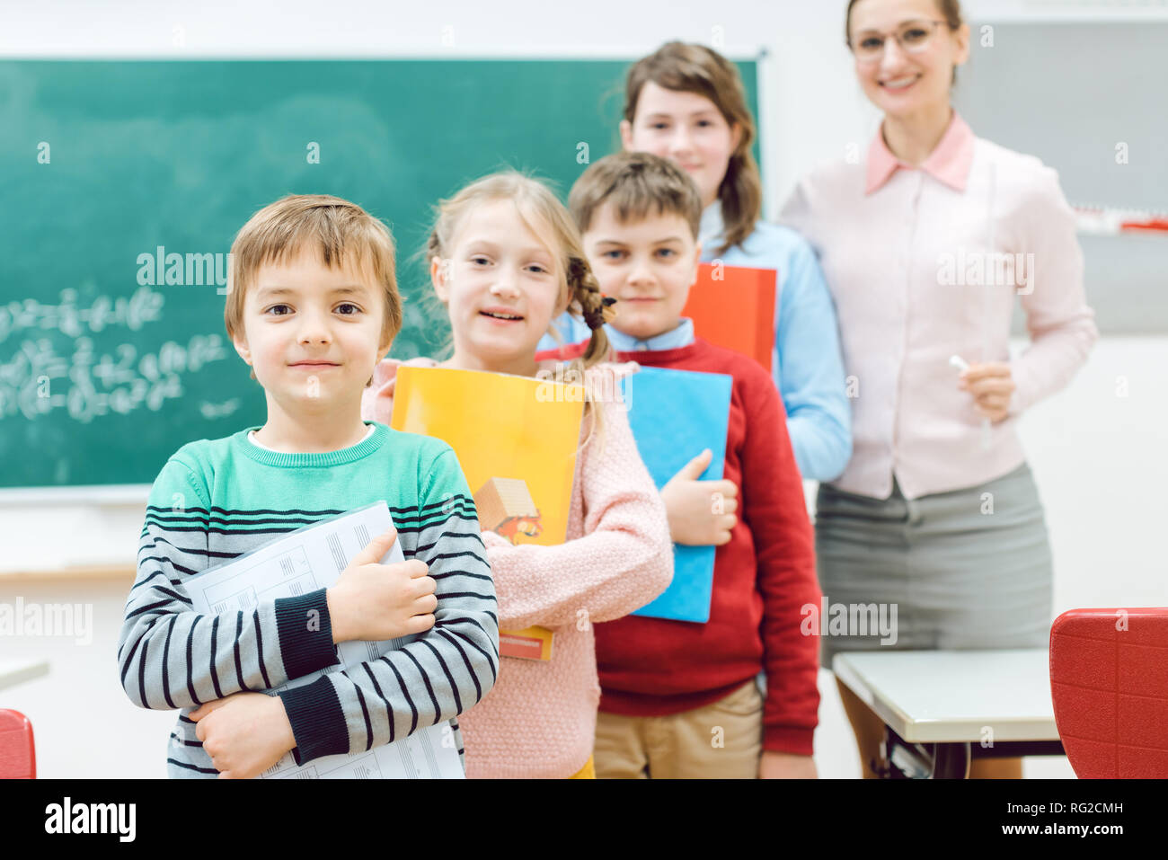 Studenten mit Bücher und Lehrer stehen in der Schule Klasse Stockfoto