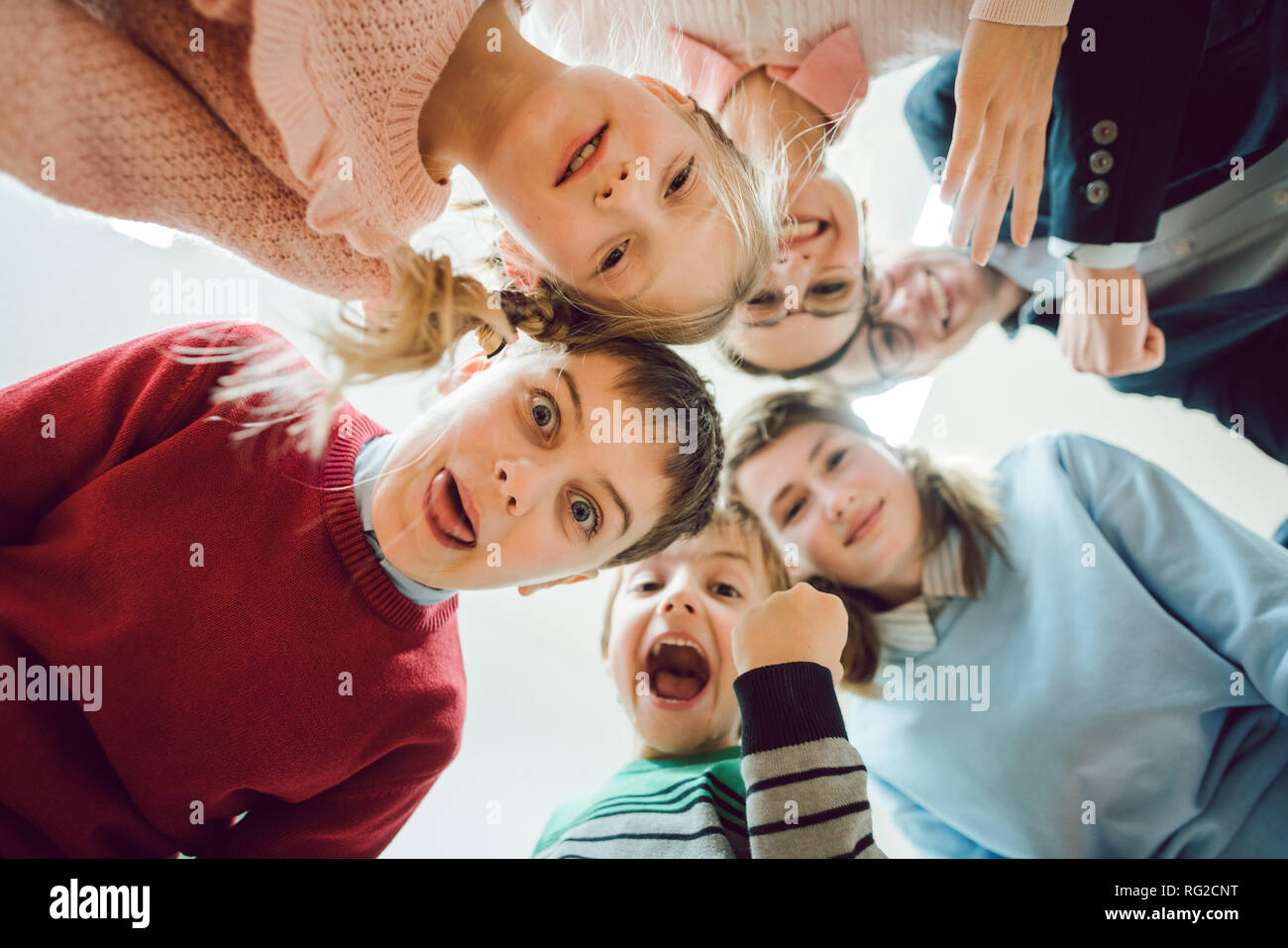 Lustige Studenten und Lehrer im Team im Klassenzimmer der Schule Stockfoto
