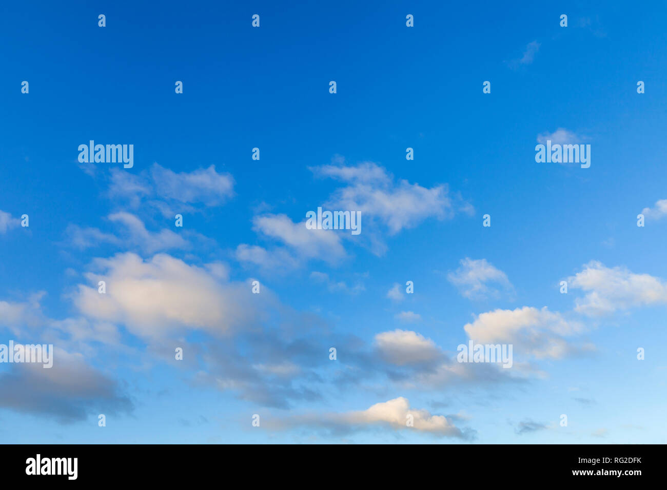 Blauer Himmel mit ein paar weissen flauschigen Wolken. Sommer Himmel über Norfolk UK Stockfoto