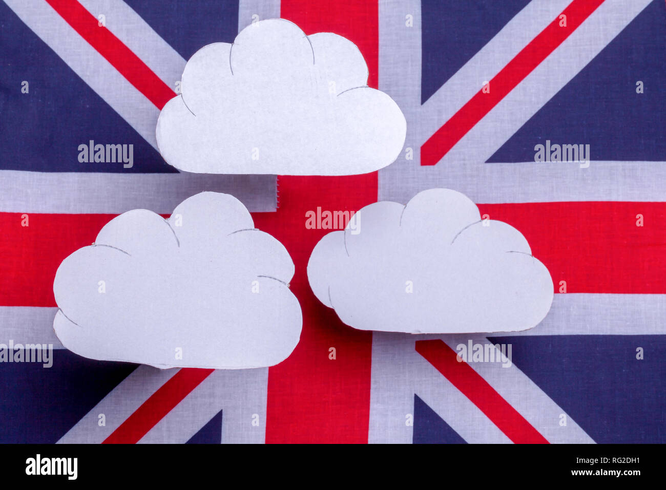 Der britische Union Jack Flagge mit drei Wolken schweben über der Flagge. Rot, Weiß und Blau Land Symbol mit Ausschnitt Spielzeug wetter Formen Stockfoto
