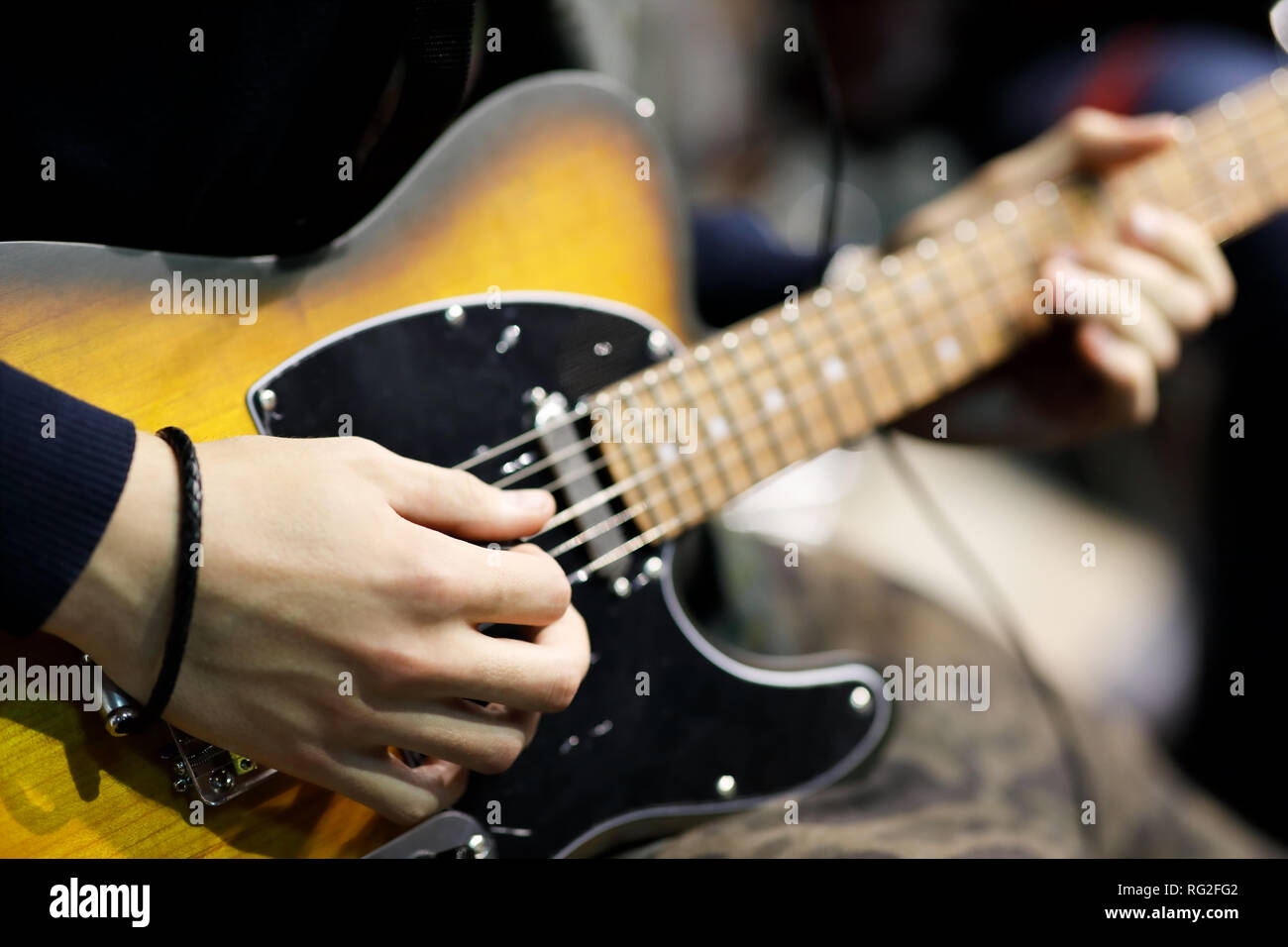 Männliche Gitarristen spielen E-Gitarre. Close Up. Selektive konzentrieren. Stockfoto
