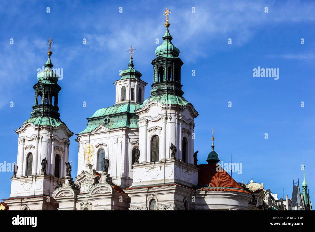Die Türme der Kirche St. Nikolaus auf dem Altstädter Ring in Prag in der Tschechischen Republik Stockfoto