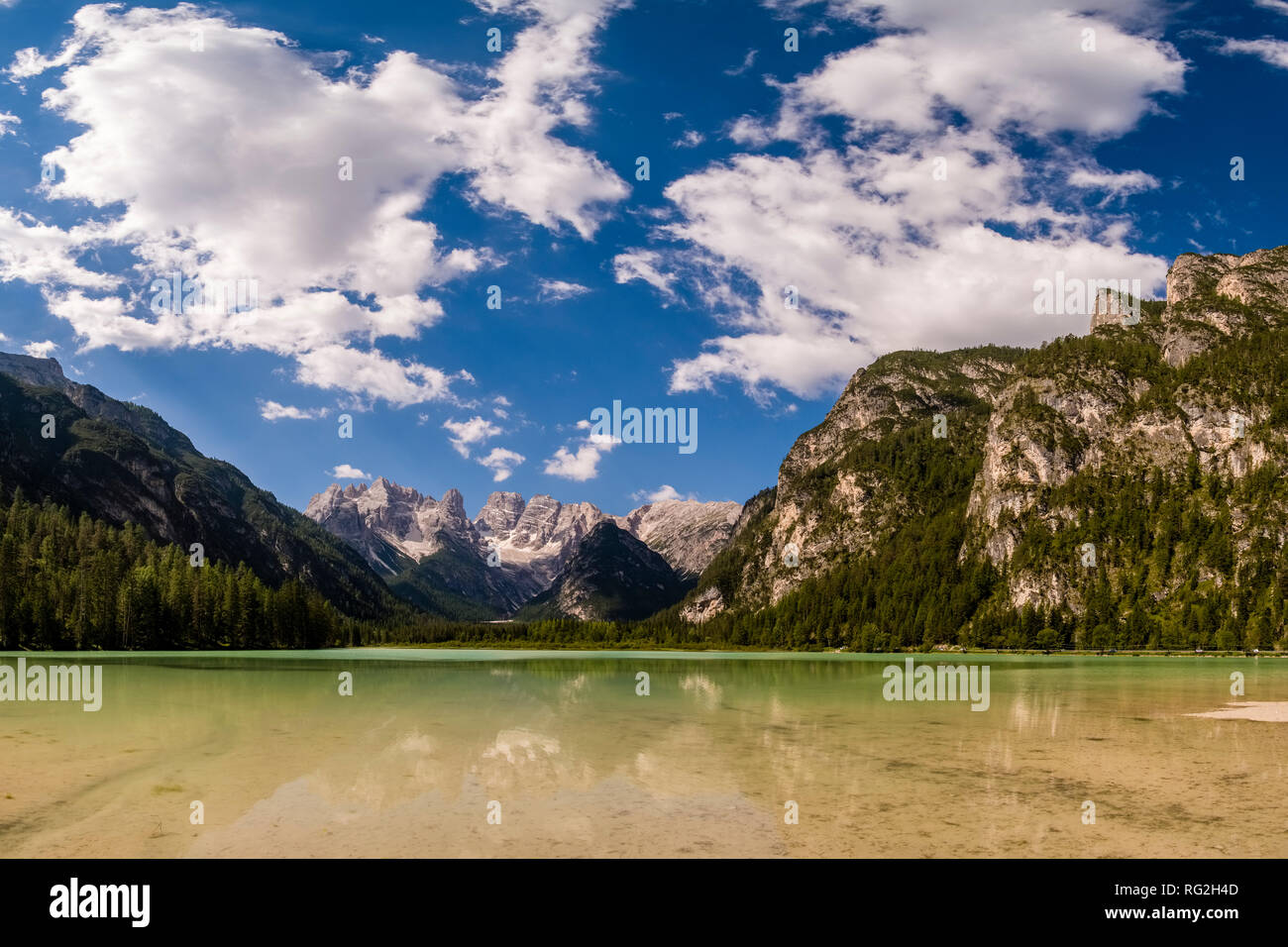 Alpine Landschaft am See Dürrensee, Lago Di Landro, der Berg Monte Cristallo in der Ferne Stockfoto