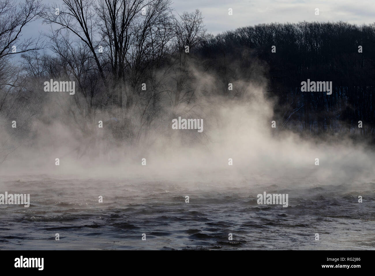 Morgen Dampf über dem Fluss, winter Szene aus Wisconsin. Stockfoto