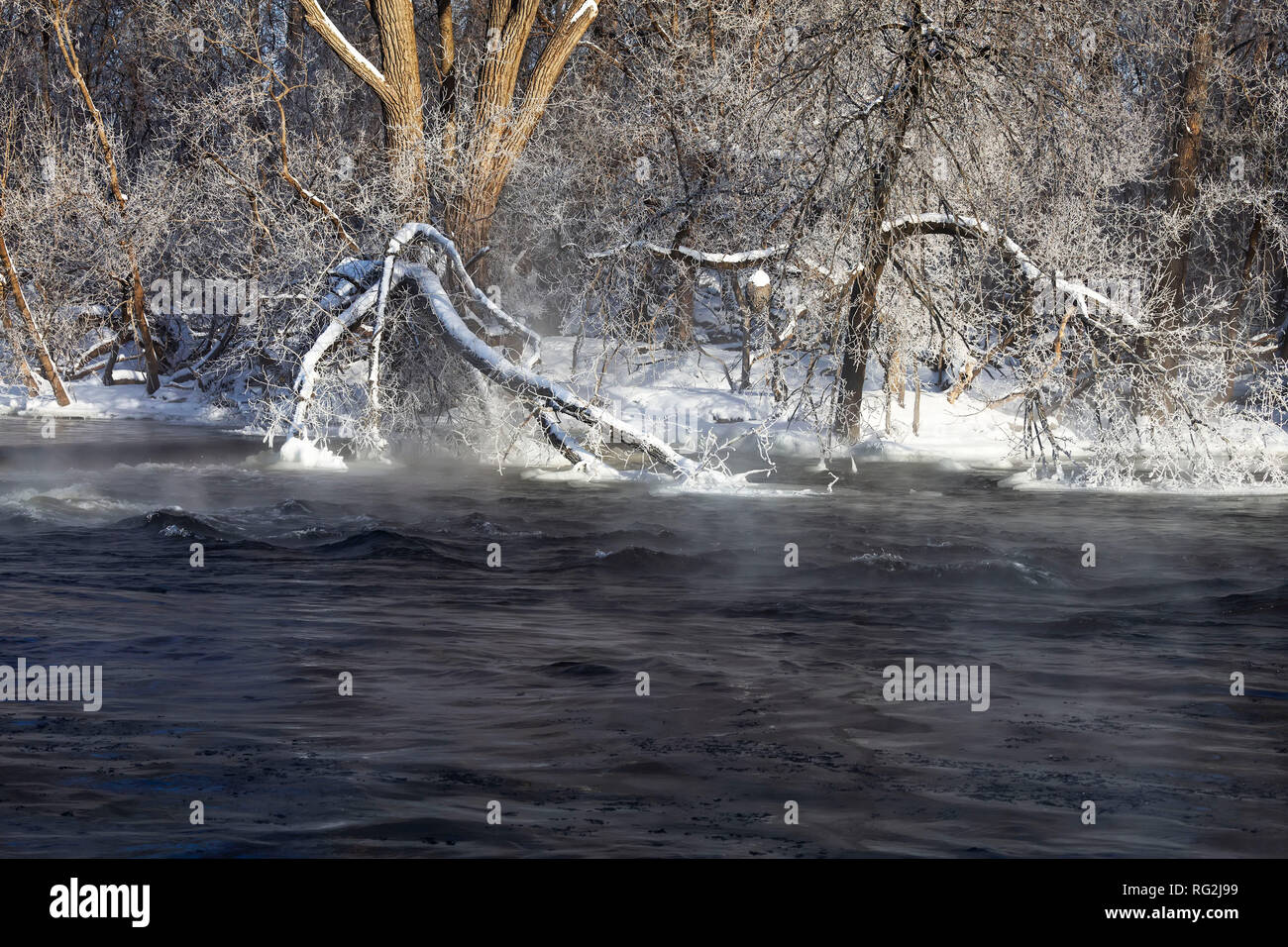 Wasser und Frost eine schöne Landschaft rund um den Fluss erstellen Stockfoto