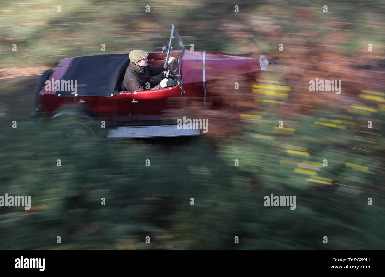 Ein Wettbewerber nimmt auf die "Test Hill', wie Sie an jährlichen treibenden Tests die Vintage Sports-Car Club's an das Brooklands Museum, Weybridge, Surrey. Stockfoto