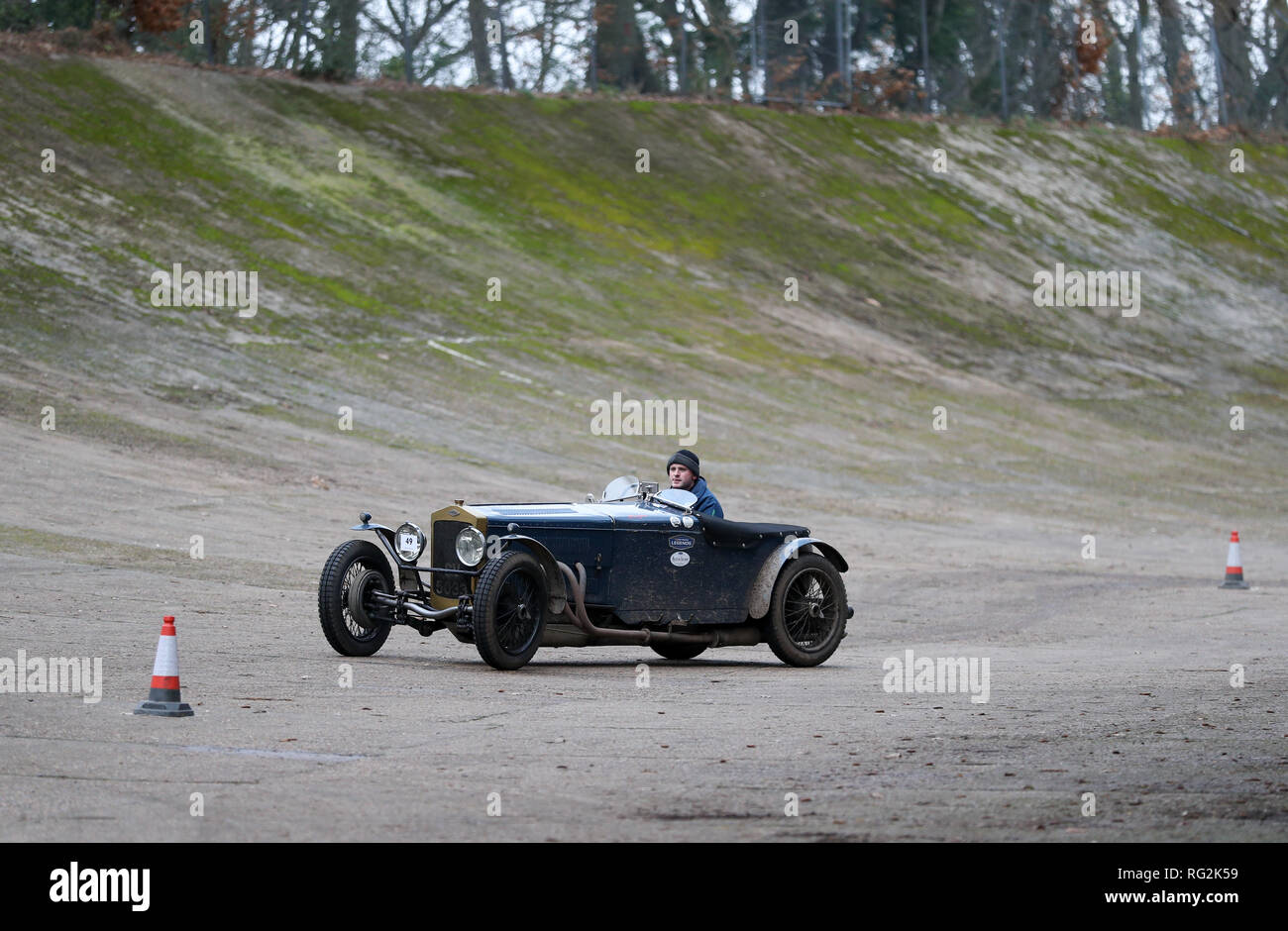 Ein Wettbewerber Antriebe an einem Abschnitt der alten Brooklands als Teil der jährlichen treibenden Tests die Vintage Sports-Car Club's an das Brooklands Museum, Weybridge, Surrey. Stockfoto