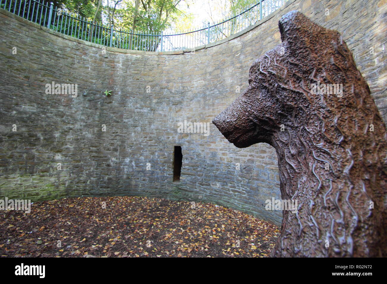 Bärengraben mit Bär Statue an der Sheffield Botanischen Gärten, Yorkshire, England, UK. Angeblich besten erhaltene Beispiel einer Bär Grube in Großbritannien zu werden. Stockfoto