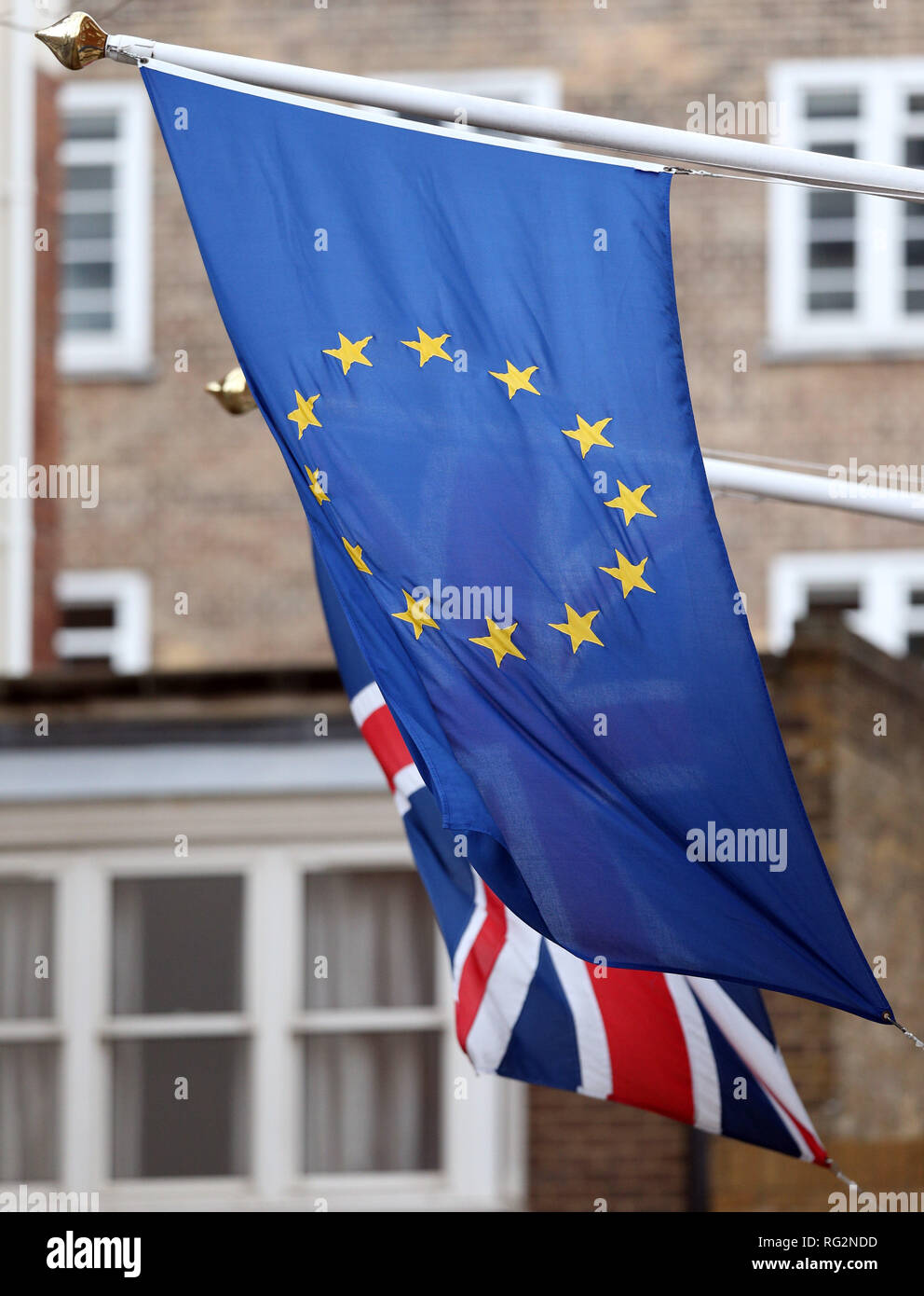 Die Fahnen der Europäischen Union und Großbritannien Fliegen außerhalb des Europäischen Parlaments UK office in Smith Square, Westminster. Stockfoto