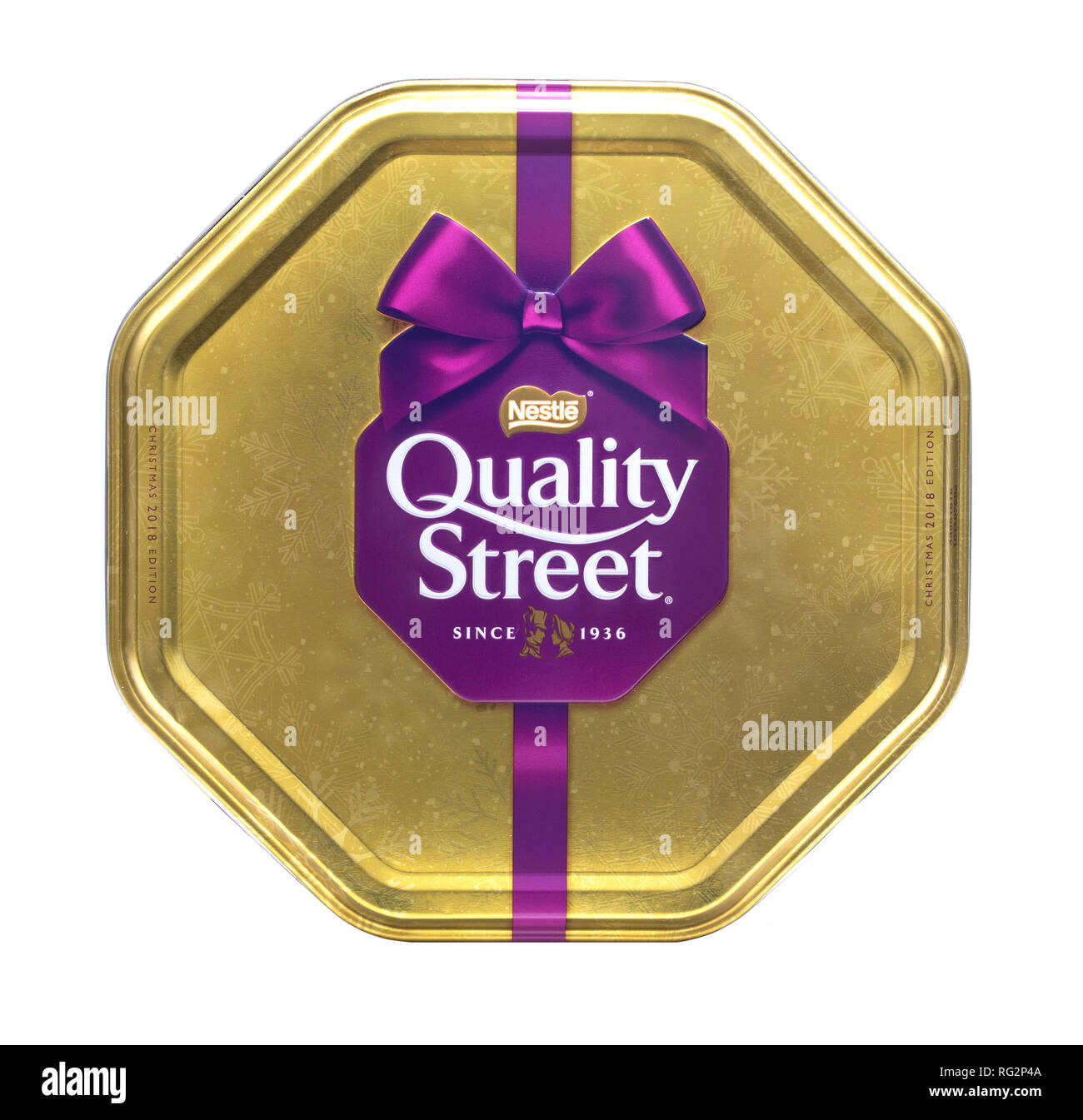 SWINDON, Großbritannien - 20 Dezember, 2018: Christmas Edition Quality Street Schokolade Zinn isoliert auf weißem Hintergrund. von Nestle in England hergestellt. Stockfoto