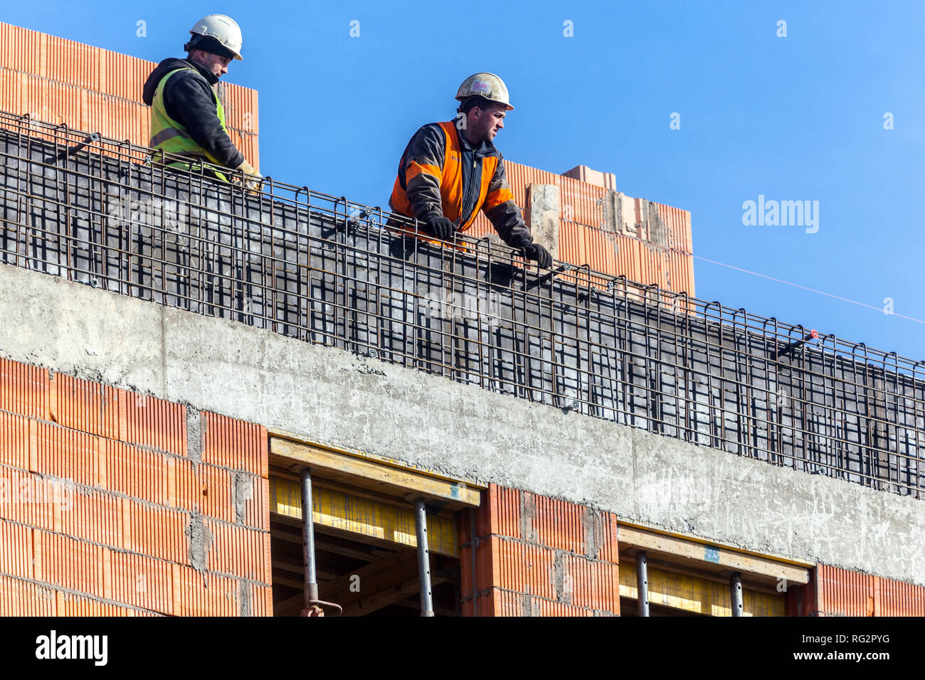 Zwei Arbeiter am Gebäude des Hauses, neue Wohnbaustelle, Prag Tschechische Republik Stockfoto