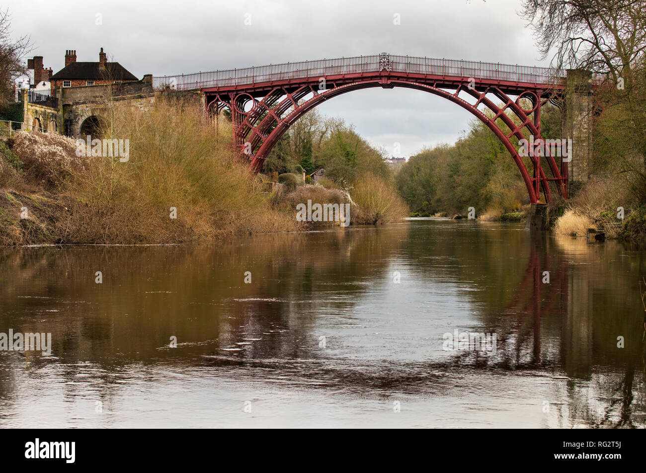 Eiserne Brücke an Ironbridge, Shropshire, Großbritannien. 26. Januar 2019 neu restauriert und im Original rot umlackiert nach einem £ 3.6Million Wiederherstellung Stockfoto