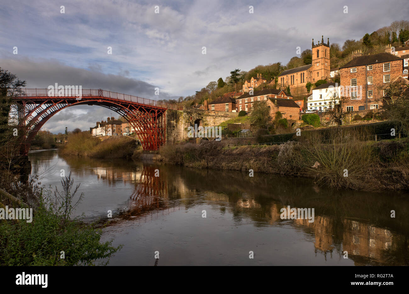 Eiserne Brücke an Ironbridge, Shropshire, Großbritannien. 26. Januar 2019 neu restauriert und im Original rot umlackiert nach einem £ 3.6Million Wiederherstellung Stockfoto