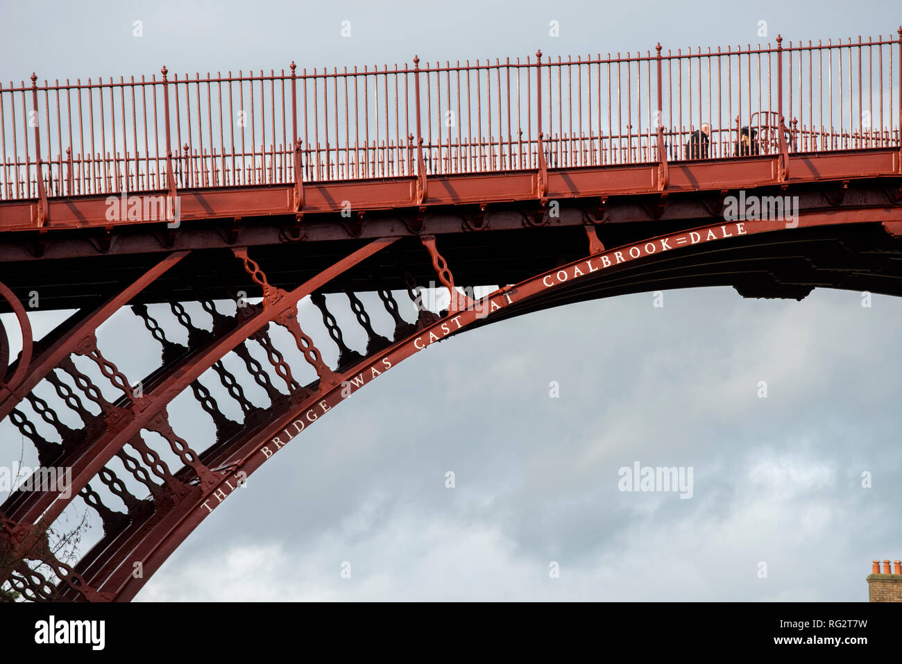Eiserne Brücke an Ironbridge, Shropshire, Großbritannien. 26. Januar 2019 neu restauriert und im Original rot umlackiert nach einem £ 3.6Million Wiederherstellung Stockfoto