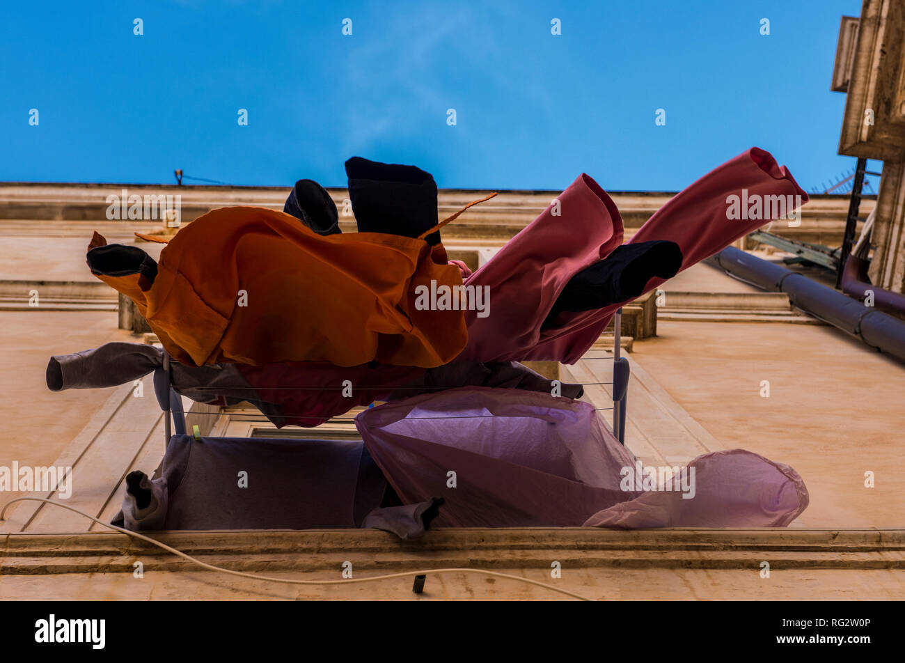 Waschen, in den Wind, hängen von außen Fenster étendoir, Low Angle View, der Insel Ortygia, Syrakus, Sizilien, Italien, Europa Stockfoto