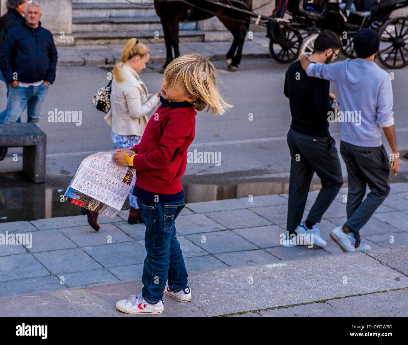 Junge mit blonden Haaren, durch die Führung buchen Suchen, wind Fang Boy's Haar, Palermo, Sizilien, Italien, Europa Stockfoto