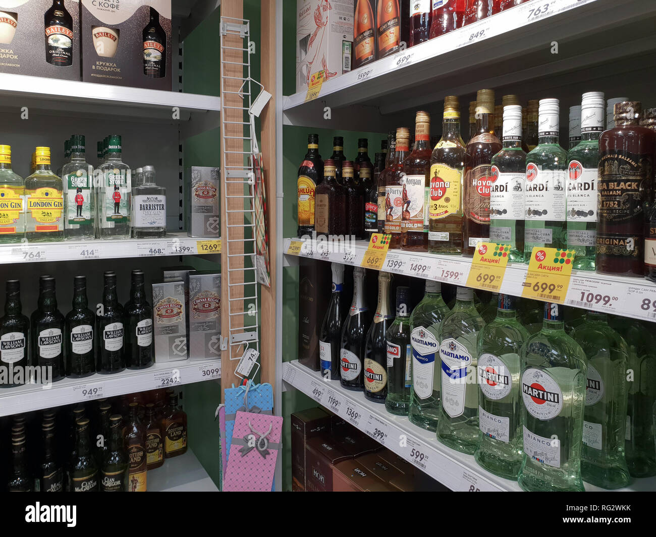 Moskau, Russland - Januar 21. 2019. Flaschen mit verschiedenen Alkohol auf Regalen der Pyaterochka store Stockfoto