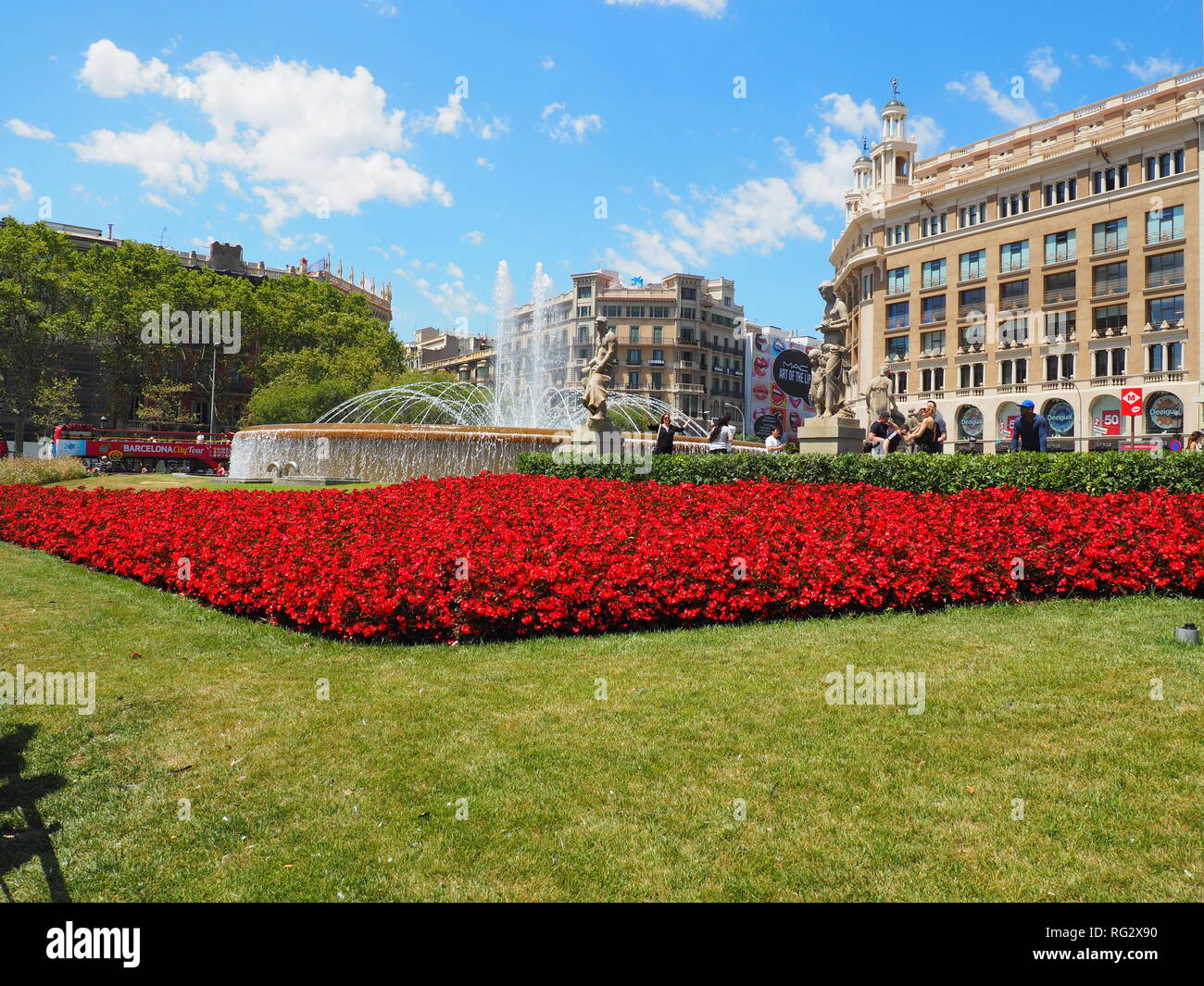 Blumen und Brunnen im Plaza Catalunya - Barcelona - Spanien Stockfoto
