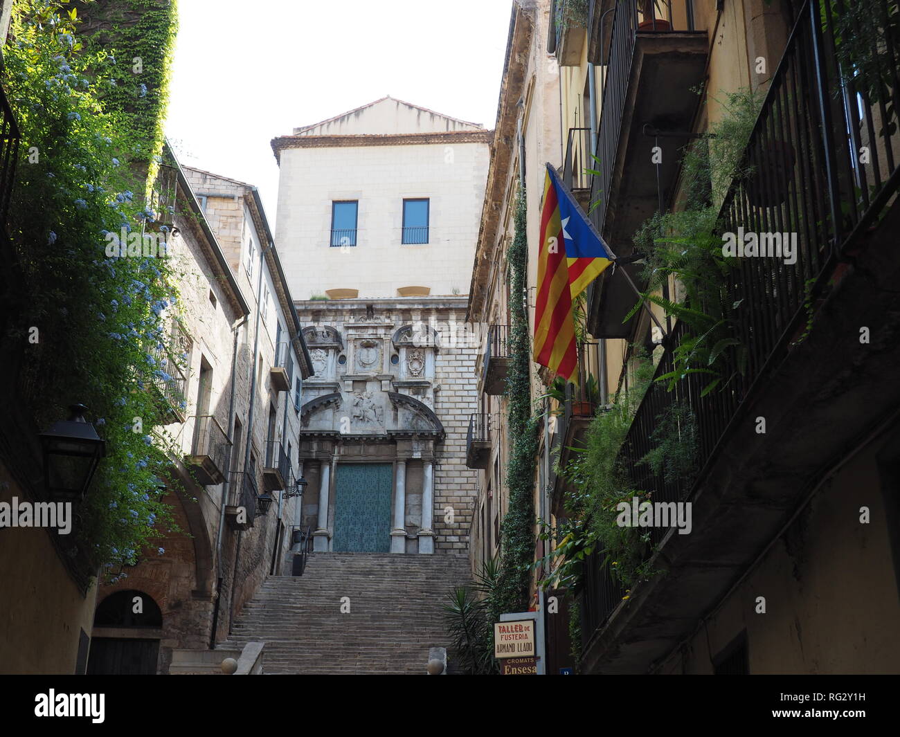 Die katalanische Flagge (senyera) winken vom Balkon in Gerona - Katalonien - Spanien Stockfoto