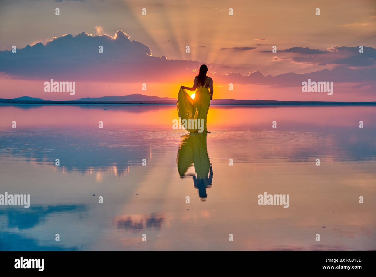 Gelb gekleidet Modell bei Sonnenuntergang, auf der Salt Lake (Tuz Gölü), Türkei. Stockfoto