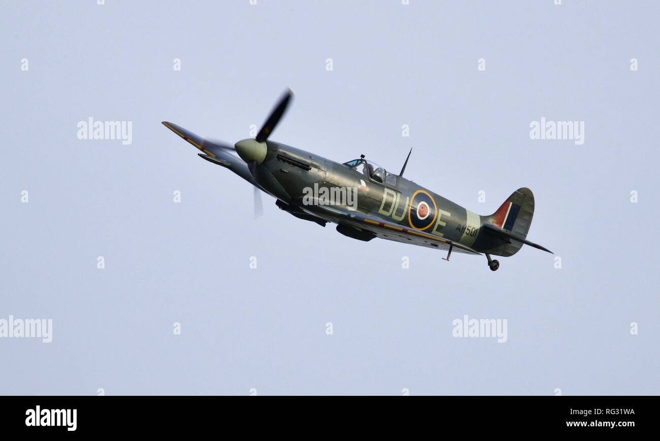 Supermarine Spitfire Vc'AR 501" (G-AWII) fliegen bei Shuttleworth Renntag Airshow am 7. Oktober 2018 Stockfoto