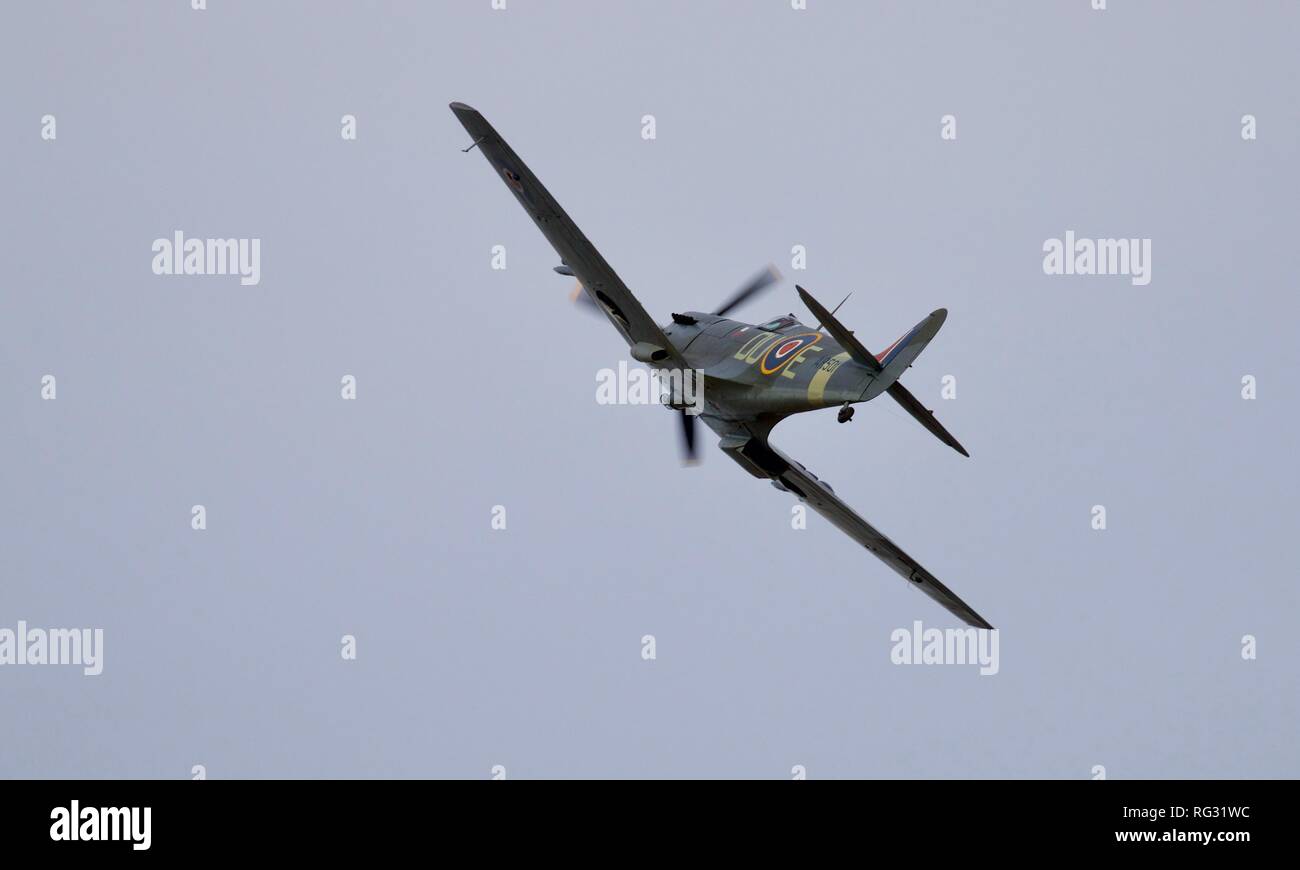 Supermarine Spitfire Vc'AR 501" (G-AWII) fliegen bei Shuttleworth Renntag Airshow am 7. Oktober 2018 Stockfoto