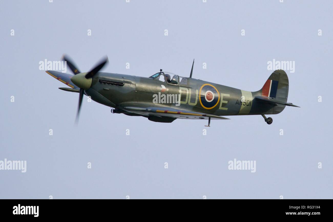 Supermarine Spitfire Vc'AR 501" (G-AWII) fliegen bei Shuttleworth Renntag Airshow am 7. Oktober 2018 Stockfoto