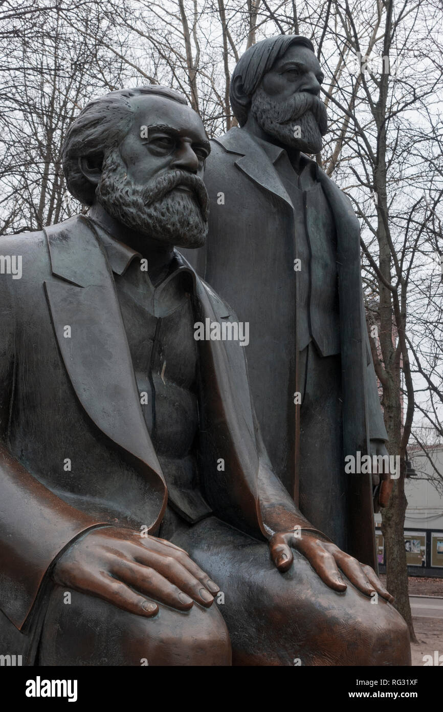 Statuen von Karl Marx und Friedrich Engels die marxistische und Philosoph am Alexanderplatz in Berlin, Deutschland Stockfoto