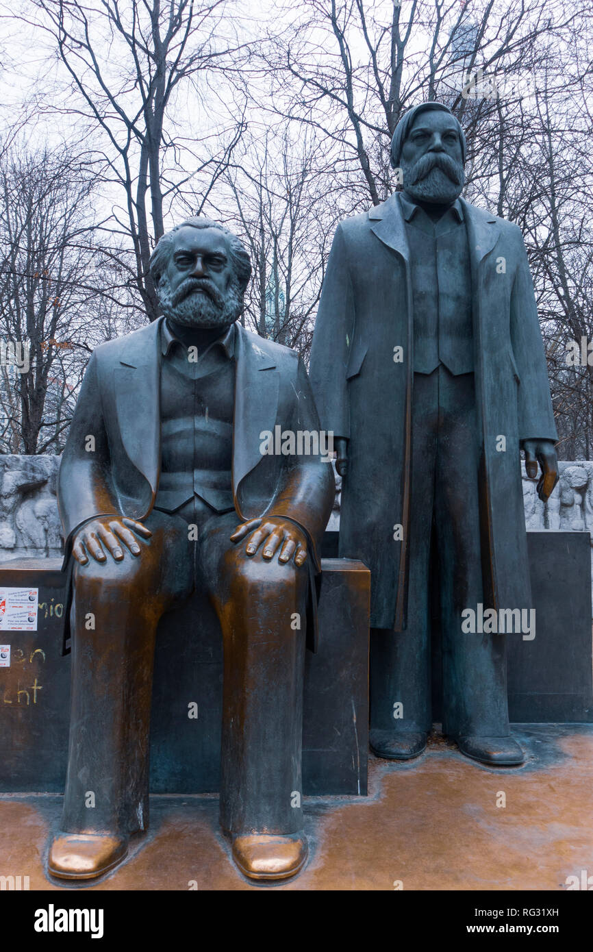 Statuen von Karl Marx und Friedrich Engels die marxistische und Philosoph am Alexanderplatz in Berlin, Deutschland Stockfoto