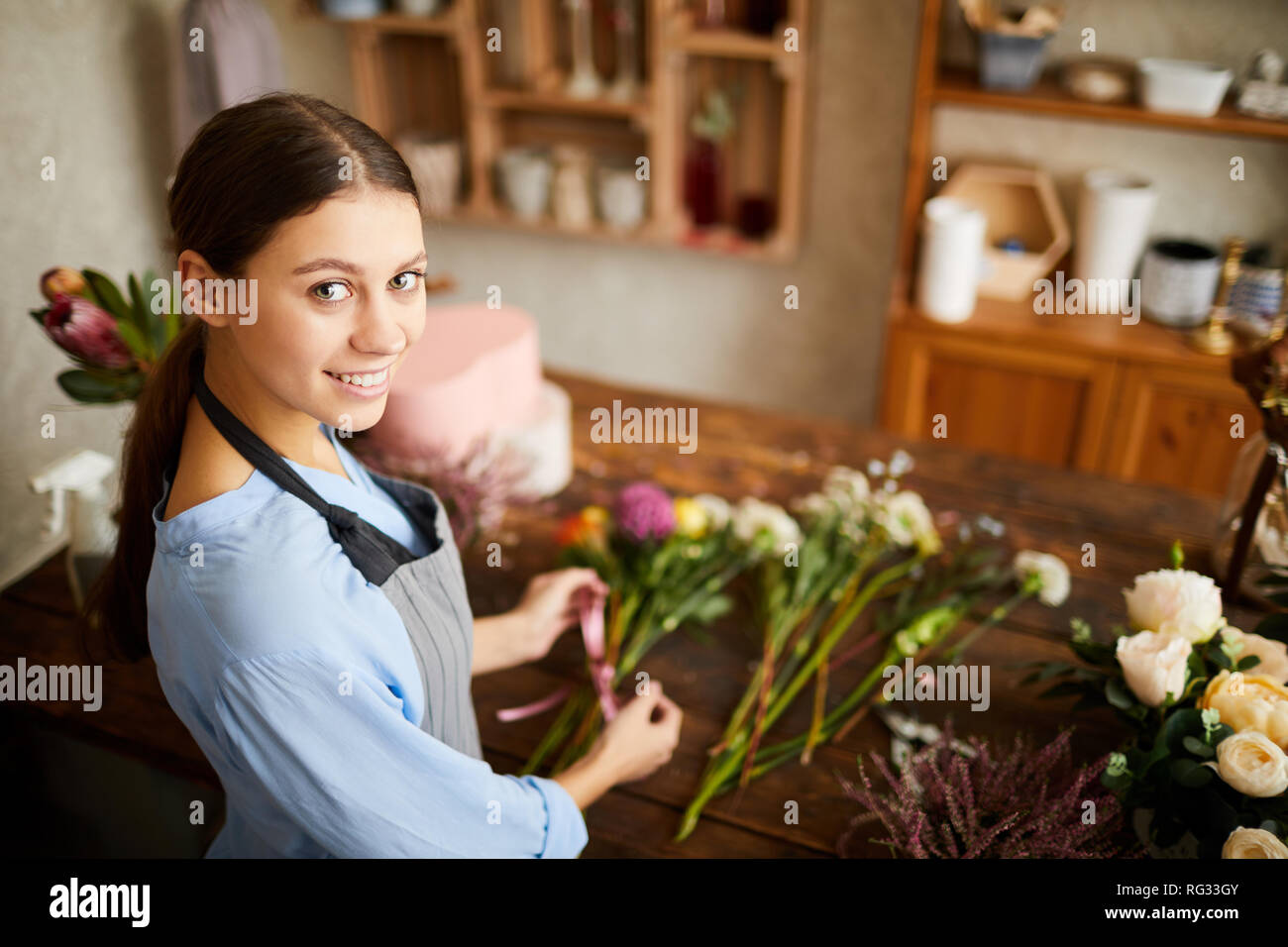 Lächelnd Florist Blumenstrauß Stockfoto