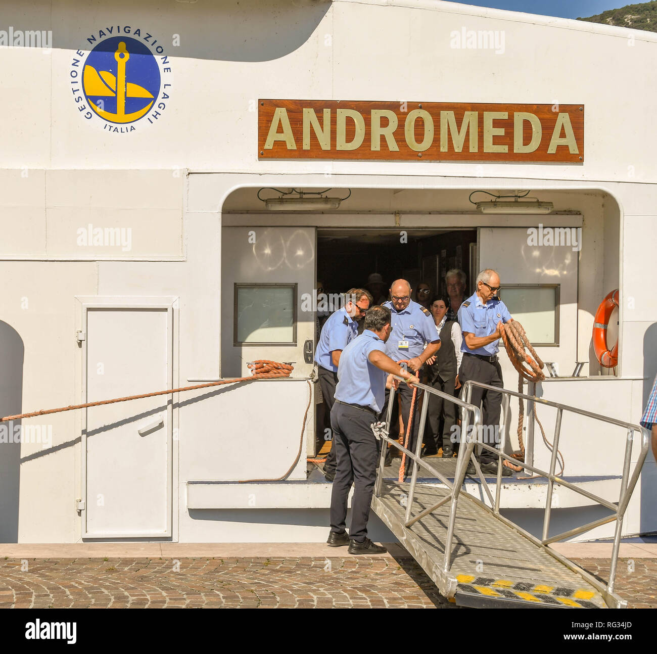 GARDA, Gardasee, Italien - September 2018: die Besatzung der Vorbereitung der Gangway Passagiere aussteigen in der Stadt Garda am Gardasee zu ermöglichen. Stockfoto