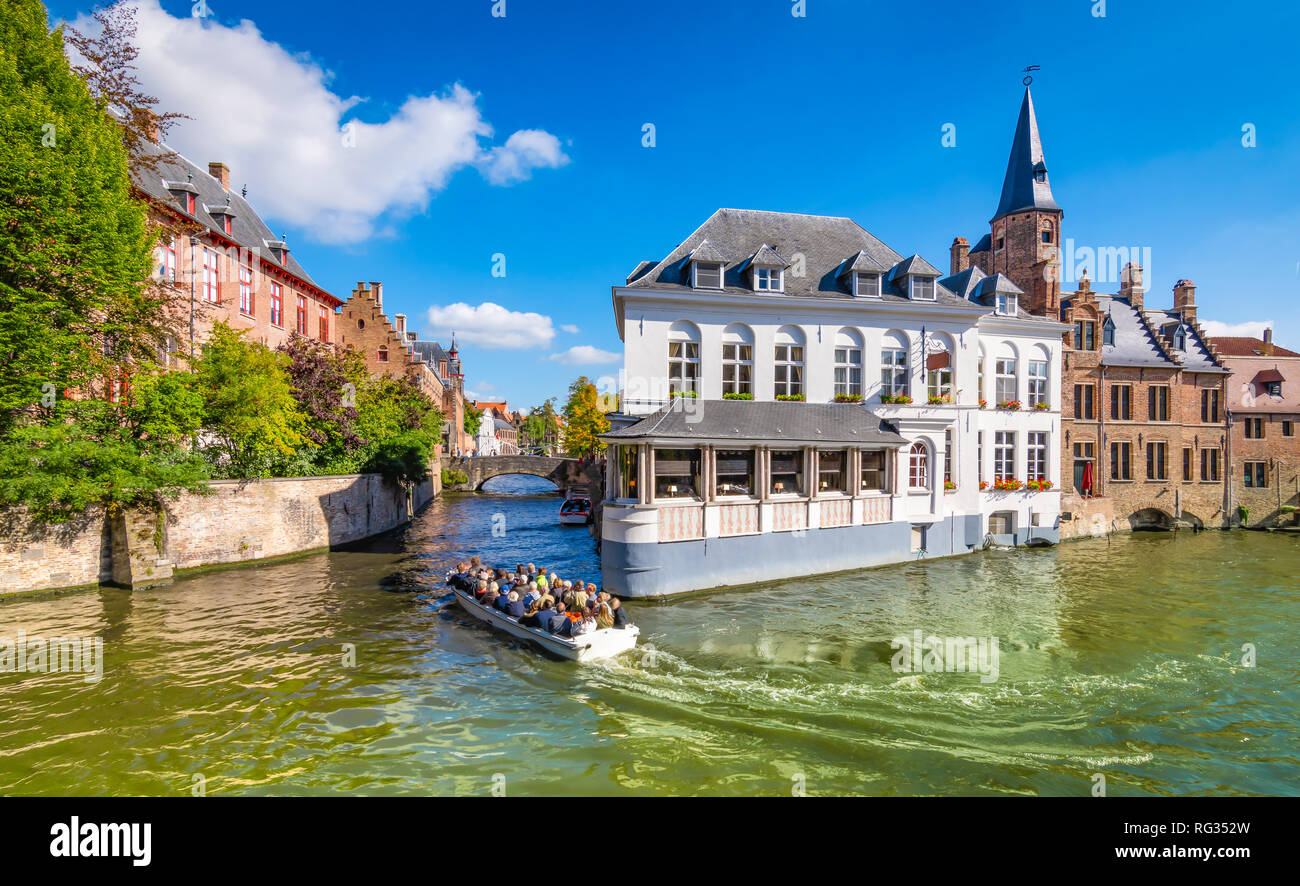 Bootsfahrt auf dem Kanal in Brügge, Belgien. Stockfoto