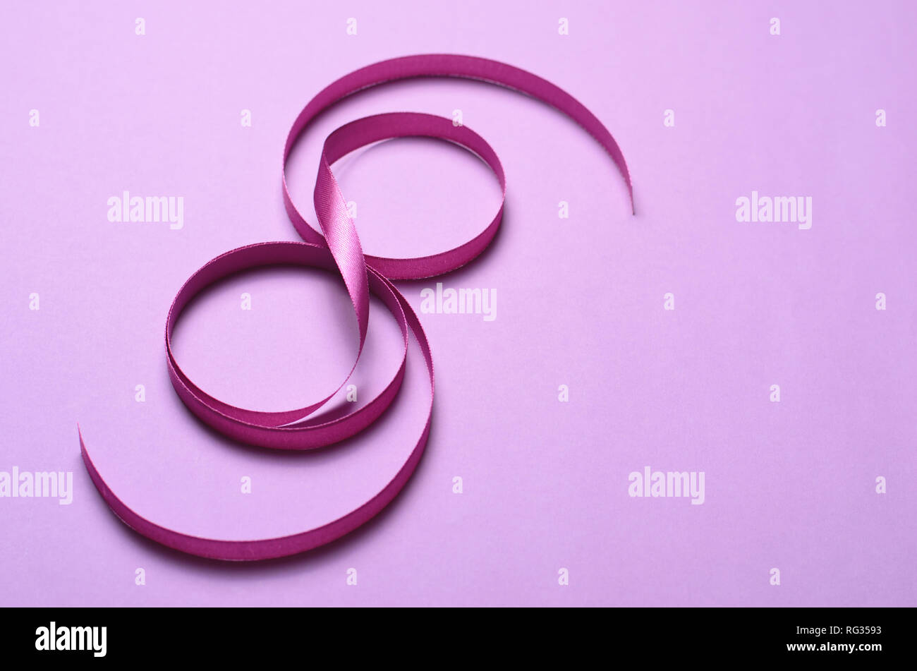 8. März, dem Internationalen Frauentag, Grußkarte, Purple Ribbon in 8 Form, Feier Konzept Stockfoto