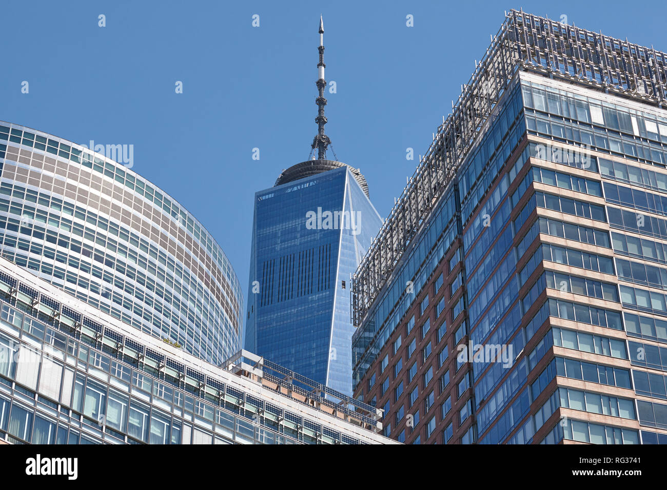 New York, USA - Juli 07, 2018: Das One World Trade Center Turm Turmspitze vom Battery Park an einem sonnigen Tag gesehen. Stockfoto