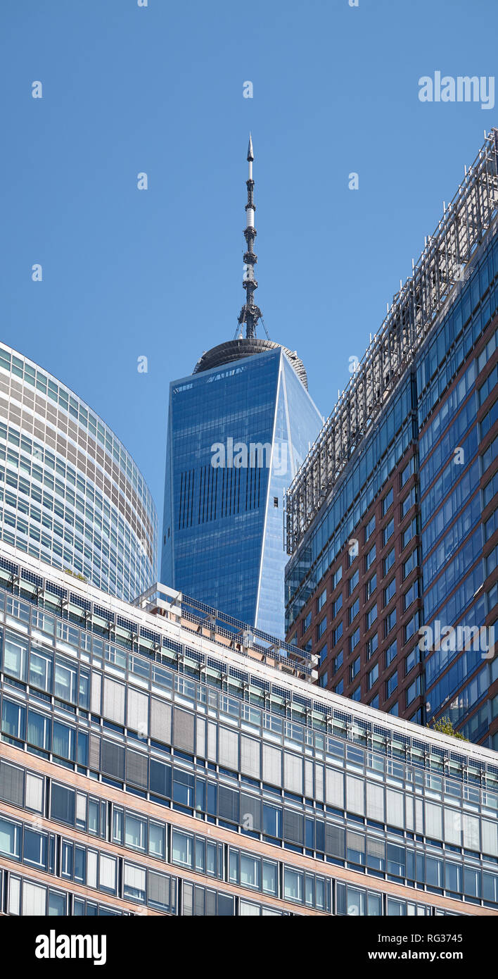 New York, USA - Juli 07, 2018: Das One World Trade Center Turm Turmspitze vom Battery Park an einem sonnigen Tag gesehen. Stockfoto