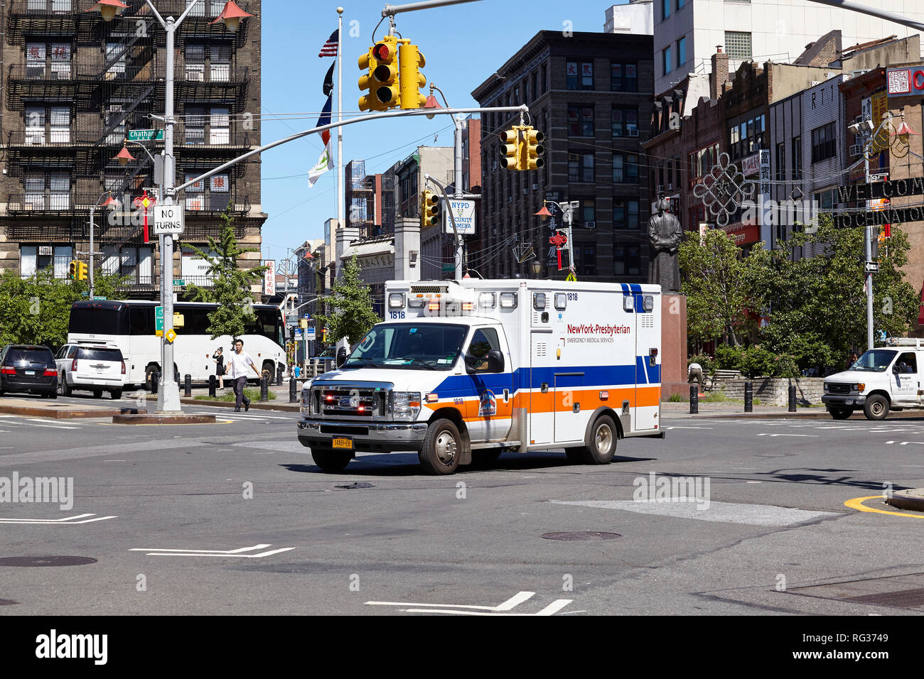 New York, USA - Juli 07, 2018: New York Presbyterian Hospital Krankenwagen auf der Straße von Chinatown. Stockfoto