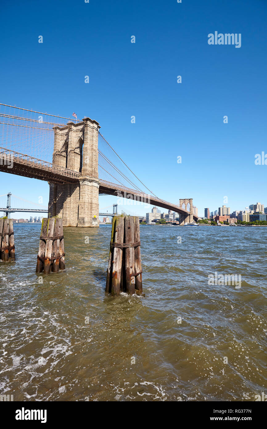 Brooklyn Bridge über den East River an einem sonnigen Tag, New York City, USA. Stockfoto
