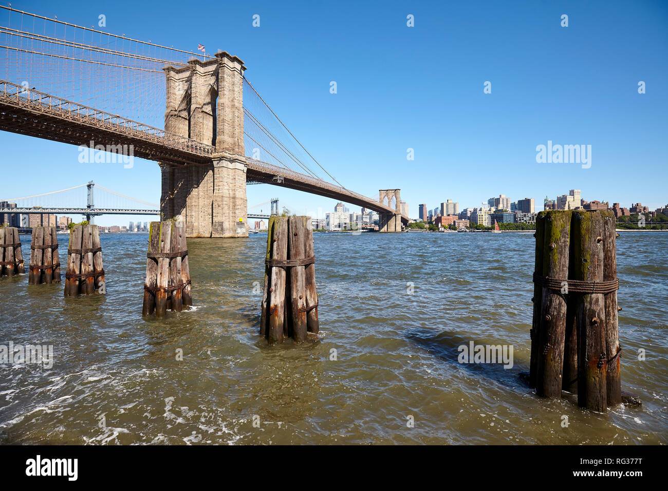 Brooklyn Bridge über den East River an einem sonnigen Tag, New York City, USA. Stockfoto