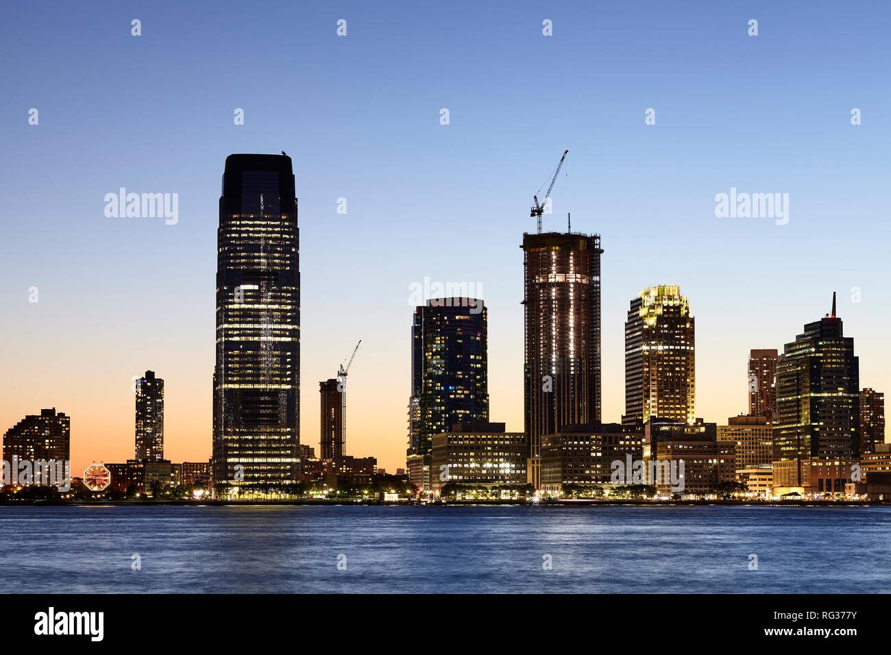 Blick auf die Skyline in der Dämmerung in New Jersey, USA. Stockfoto