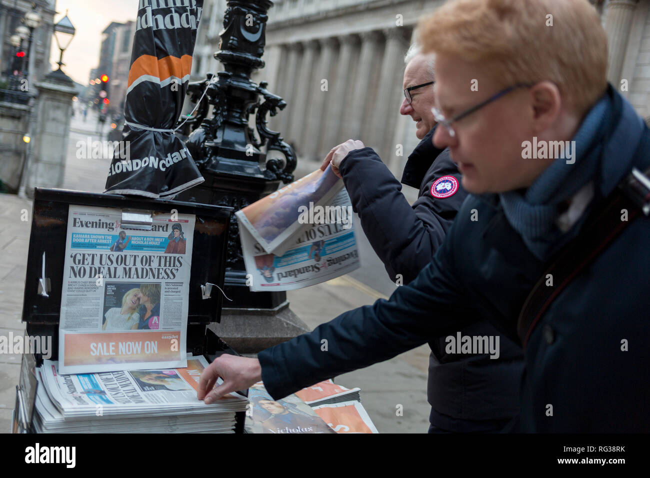 Außerhalb der Bank von England in der City von London, Kopien der London Evening Standard Zeitung mit der Schlagzeile über Brexit' uns aus diesem Kein Deal Madness', am 24. Januar 2019 in London, England. Stockfoto