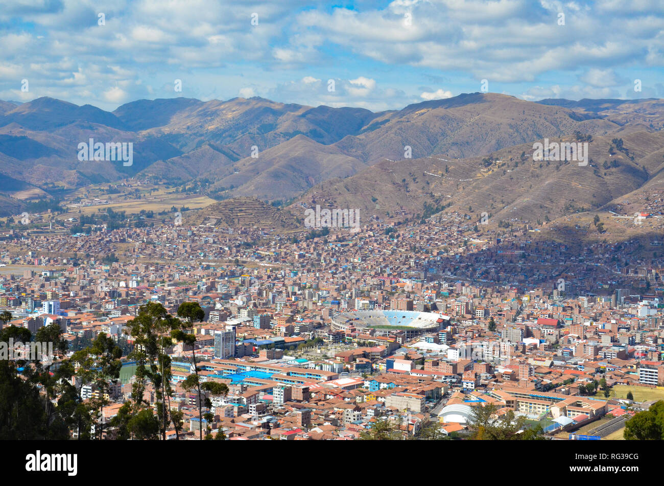 QENKO/PERU, 15. August 2018: Blick auf die Innenstadt von Cusco aus den Ruinen von qenko Stockfoto