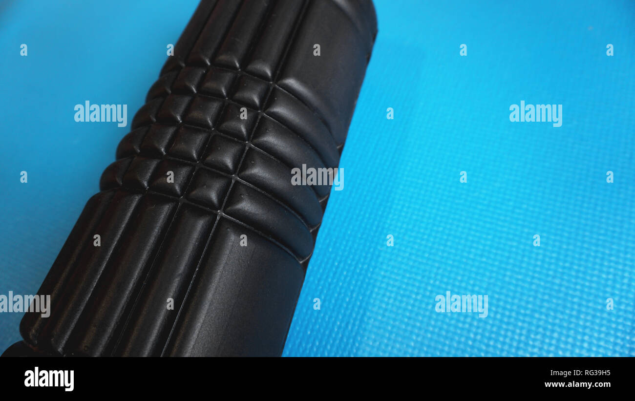 Schaumstoffrolle Gym Fitness Equipment blauen Hintergrund selbst Myofascial Release Stockfoto
