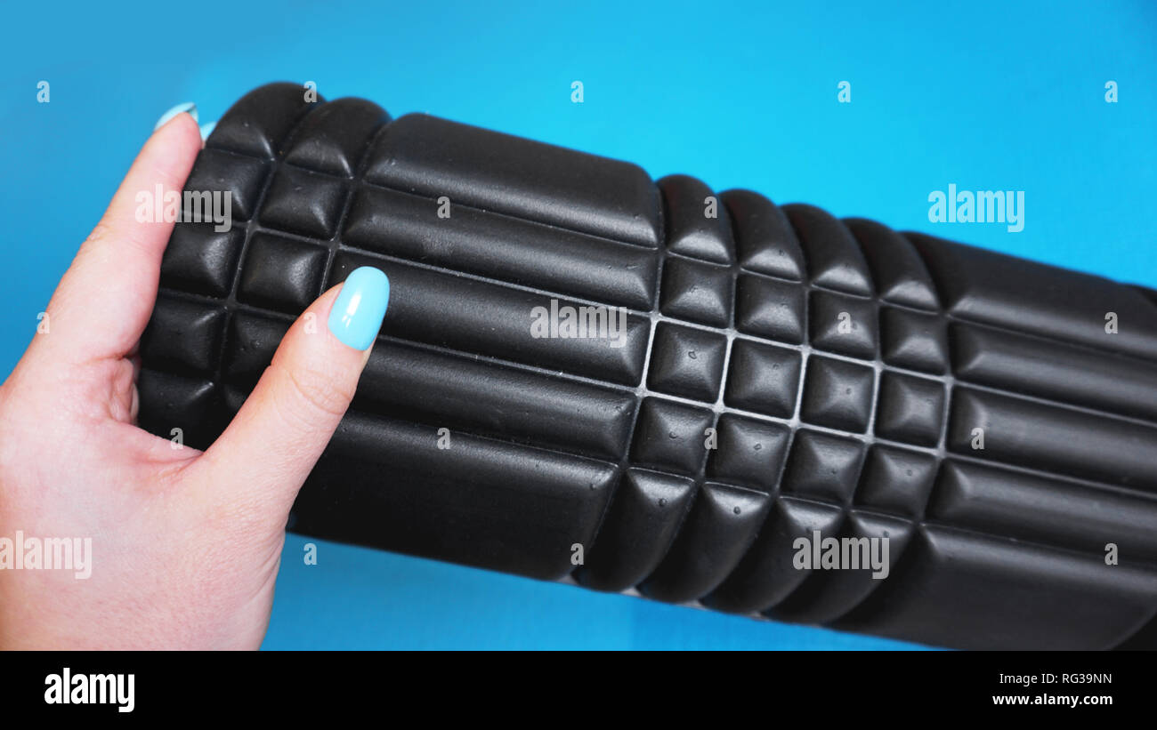 Schaumstoffrolle Gym Fitness Equipment blauen Hintergrund selbst Myofascial Release Stockfoto