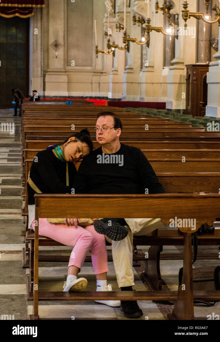 Der Mann und die Frau in der kirchenbänke in der Kathedrale von Palermo, Frau schläft, die Stadt Palermo, Sizilien, Italien, Europa sitzen Stockfoto